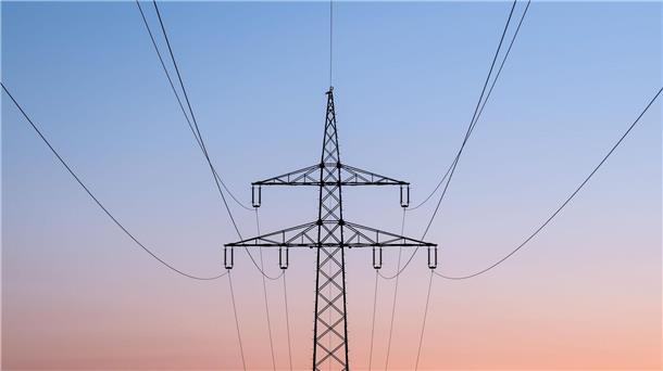 Stromleitungen hängen an einem Masten.