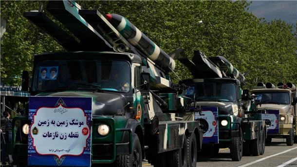 In Teheran werden zum Tag der Armee Raketen auf Lastwagen transportiert. Bei einem Auftritt bei der Parade warnte der iranische Präsident Raisi Israel vor jeder militärischen Aktion gegen den Iran.