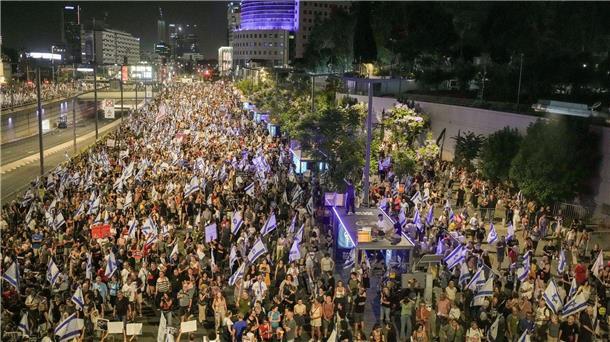 Massen-Demos für Ende des Gaza-Kriegs In Tel Aviv und anderen Städten verlangten die Demonstranten von Netanjahu, einem Ende der Kämpfe mit der Hamas als Teil eines Abkommens zuzustimmen.