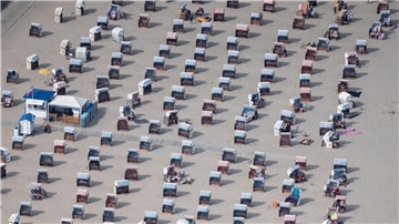 In Travemünde stehen Strandkörbe für Besucher bereit.