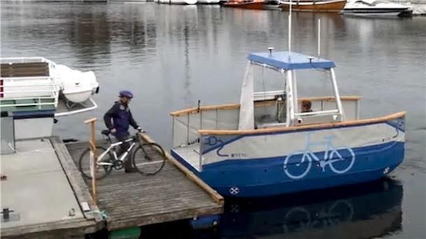 Radfahrer besteigt eine kleine Fähre.