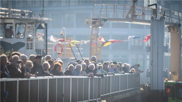 Live-Blog Weser-Parade: Lauter schöne Schiffe vor Bremerhaven In Vegesack stößt die Parade auf großes Interesse.