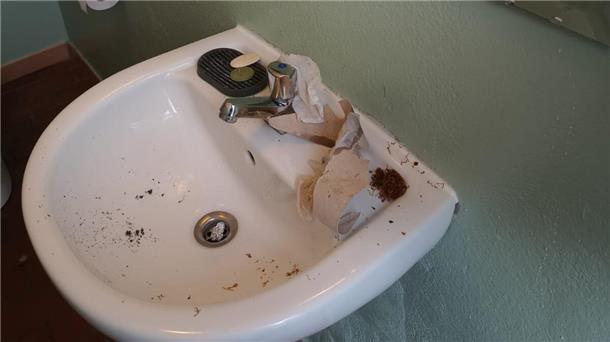 Vandalismus: Stadt schließt Friedhofstoiletten für die Öffentlichkeit In verdrecktem Zustand präsentieren sich immer wieder die Toiletten in der Kapelle auf dem Friedhof Neues Feld.