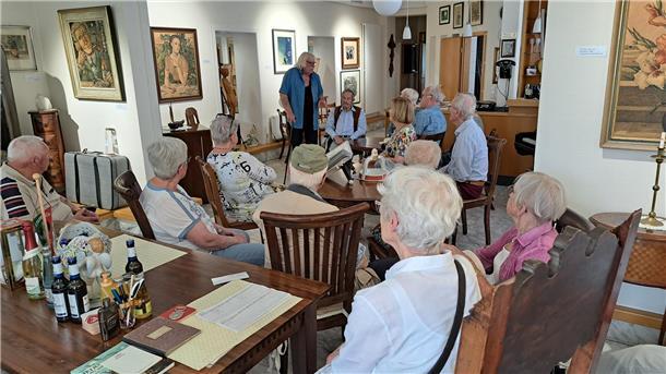 Zu Hause bei Tetjus Tügel: Heimatbund begeistert von Bremervörder Museum In vertrauter Runde erzählt Hein Meyer seinen Gästen von Tetjus Tügel.