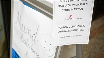 In vielen Geschäften (siehe Schild) werden in diesen Tagen Mundbedeckungen angeboten. Ab Montag ist das Tragen auch in Bremen und Niedersachsen Pflicht. Wir zeigen Menschen, die sich und andere mit einer Maske schützen.