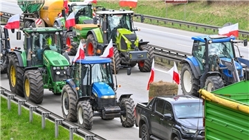 Das Foto zeigt einen Treckerkorso auf der Autobahn. 