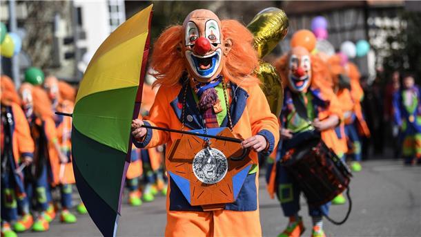 Sicherheit zu Karneval: Vorkehrungen bei Umzügen verschärft In vielen Städten und Dörfern in Deutschland laufen die Vorbereitungen auf Karnevalsumzüge. (Archivfoto)