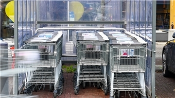 In vielen Supermärkten wird der Einlass zukünftig wieder nur mit Einkaufswagen möglich sein.