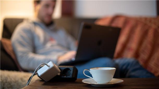 Quiet Quitting: Krempelt das Phänomen den Arbeitsmarkt um? In vielen Unternehmen gehören Überstunden noch immer zum guten Ton. Geht es nach einem Tiktok-Trend, ist das bald Vergangenheit.