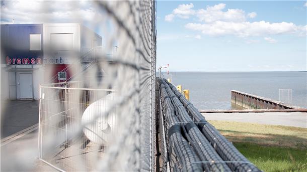 In Weddewarden verbindet sich das industrielle Ambiente des Containerhafens mit der den schier unendlichen Weiten des Deichs.