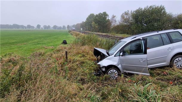 Zugunfall bei Sellstedt: Bahn prallt mit 80 km/h auf VW Touran In Wehdel kam es zu einem Zusammenstoß zwischen einem Pkw und einem Zug. Die Feuerwehr evakuierte 52 Fahrgäste.