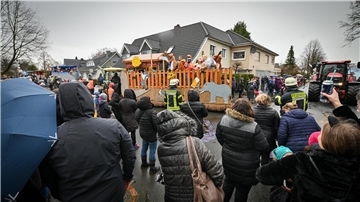 Ein Karnevalswagen fährt an einer feiernden Menge vorbei. 2025 wird der Umzug in Wehdel live von der Nordsee-Zeitung gestreamt.