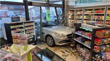 Frau fährt mit Auto in Verkaufsraum von Tankstelle In Wilhelmshaven ist eine 65-Jährige mit ihrem Auto in den Verkaufsraum einer Tankstelle gefahren.