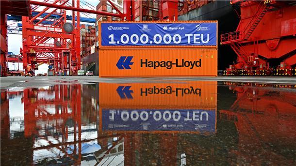 Hapag-Lloyd liefert Rekord-Container nach Wilhelmshaven Zwei Container der Reederei Hapag-Lloyd stehen in einem Hafen