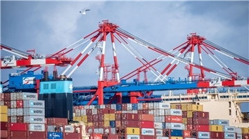 In Wilhelmshaven wurde die Menge der umgeschlagenen Container mehr als verdoppelt. (Archivbild)