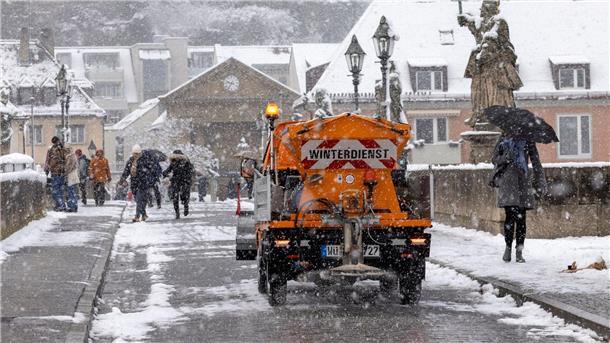Der Winter meldet sich zurück - Unfälle und Schulausfälle In Würzburg ist der Winterdienst im Einsatz.