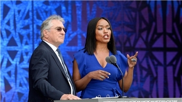 In „Zero Day“ ist Angela Basset die US-Präsident, Robert De Niro spielt einen ehemaligen Präsidenten.