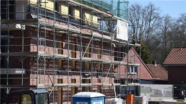 In Zeven wird viel gebaut - derzeit auch an der Molkereistraße. Jörg Honsa empfiehlt Investoren und Politikern, ausreichend Wohnraum für Menschen mit durchschnittlichem Einkommen zu schaffen.