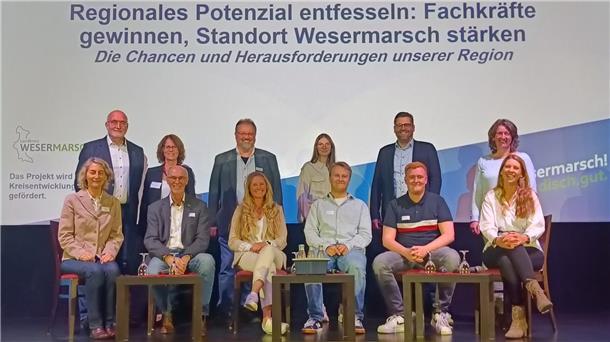 So könnte die Wesermarsch Fachkräfte gewinnen und den Standort stärken Podiumsgäste bei der Veranstaltung "Regionales Potenzial entfesseln" der Wirtschaftsförderung Wesermarsch