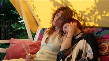 Ina (Anne Ratte-Polle, l.) auf der Hollywoodschaukel mit ihrer rebellierenden Tochter Elli (Lea Drinda).