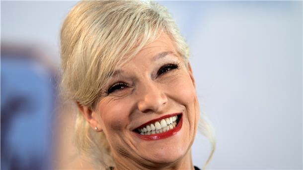 Niedersachsen, Goslar: Ina Müller, Kabarettistin, Sängerin und Moderatorin, lächelt vor der Preisverleihung des Paul-Lincke-Ringes.