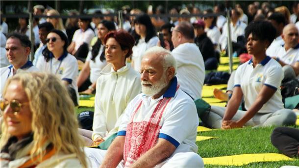 Indiens Premier Narendra Modi nimmt in New York an einem Yoga-Kurs teil.