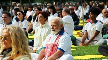 Indiens Premier Narendra Modi nimmt in New York an einem Yoga-Kurs teil.