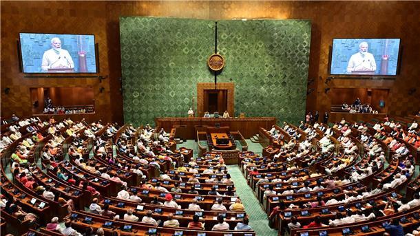 Indien: Parlament will Drittel der Unterhaussitze für Frauen Indiens Premierminister Narendra Modi spricht im Parlament in Neu Delhi.