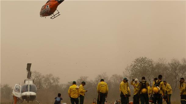Indigene Feuerwehrleute kämpfen in Brasilien gegen Flammen Indigene Feuerwehrleute warten auf ihren nächsten Einsatz.
