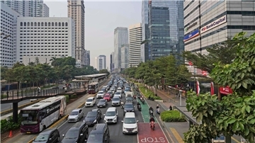 Indonesiens Haupstadt Jakarta. Weil eine indonesische Lifestyle-Influencerin in einem Tiktok-Video Schwein gegessen hat, wurde sie zu einer Gefängnisstrafe und einer Geldbuße von umgerechnet rund 15.200 Euro verurteilt.