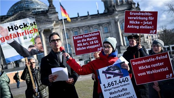 Unterschriftensammlung „Höcke stoppen“ übergeben Indra Ghosh überreicht 1,6 Millionen Unterschriften im Rahmen einer Petition zu einem Antrag auf Grundrechtsverwirkung für den AfD-Politiker Björn Höcke.