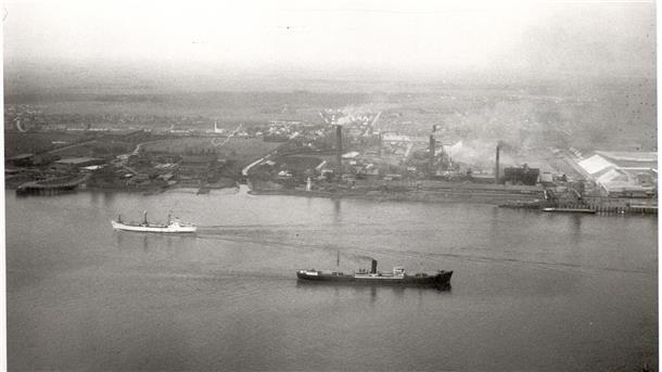 Industrie an der Weser: die Hütten von Osten gesehen.