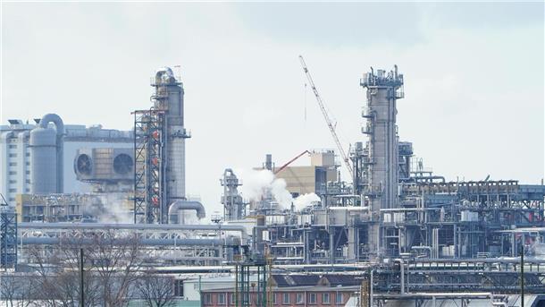 Industrieanlagen stehen auf dem Werksgelände des Chemiekonzerns BASF: Der Umsatz der Branche dürfte 2024 fallen.