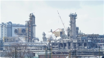 Industrieanlagen stehen auf dem Werksgelände des Chemiekonzerns BASF: Der Umsatz der Branche dürfte 2024 fallen.