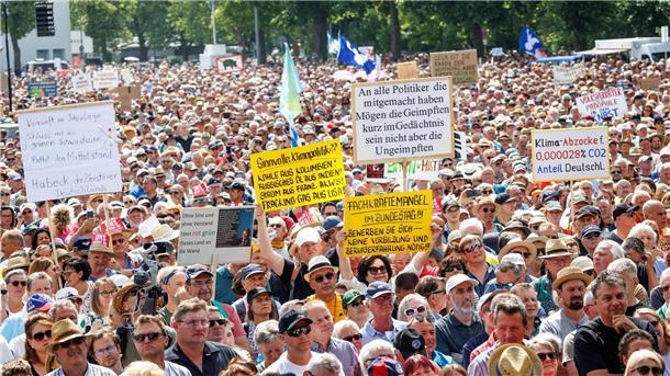 Söder und Aiwanger heizen Anti-Ampel-Demo an In Erding haben rund 13.000 Menschen gegen das geplante Heizungsgesetz demonstriert.