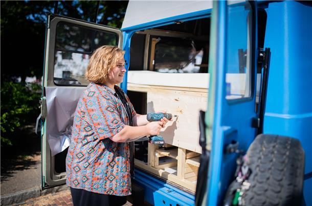 Vanlife mit Retro-Charme: Wie Yannik aus Bremerhaven einen alten VW-Bus umbaut Influencer Yannik Szabo aus Bremerhaven werkelt an seinem neuen Fahrzeug, mit dem er auf Reisen gehen will. Es ist ein Volkswagen LT 35 mit Baujahr 1991 und 69 PS.