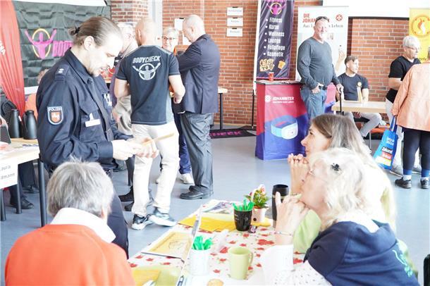 Infostände auf der Seniorenmesse.