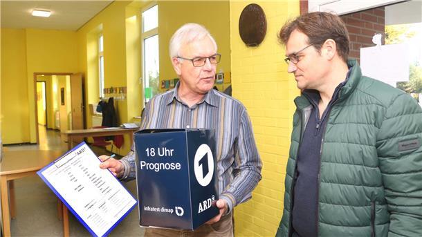 Niedersachsen hat entschieden - so sieht es in den Wahlkreisen aus Infratest Dimap befragt einen Wähler im Uthleder Wahllokal.