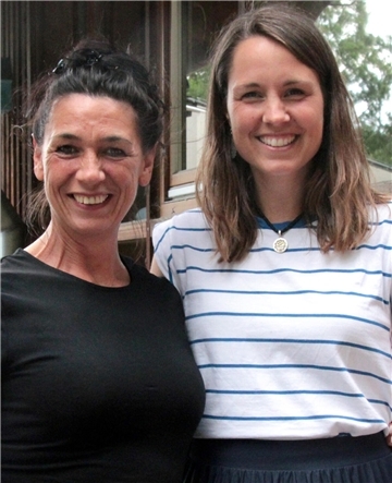 Inga Lohmann (rechts), die Leiterin der Kindertrauergruppe, und Tamara May vom Circus May gestalteten das Sommerfest in Waffensen.