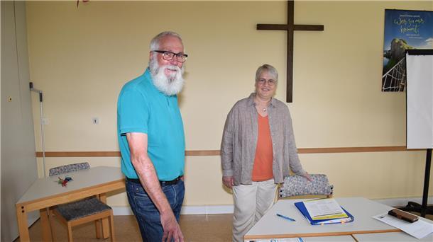 Ingbert Plewka und Heike Boelmann-Derra im Gemeindehaus an der Werrastraße. Dieser Raum dient auch als Sitzungssaal des Gemeindekirchenrates