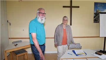 Ingbert Plewka und Heike Boelmann-Derra im Gemeindehaus an der Werrastraße. Dieser Raum dient auch als Sitzungssaal des Gemeindekirchenrates
