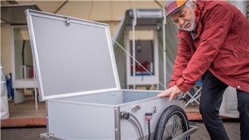 Ingenieur Peter Hartz mit seinem Fahrradanhänger, der sich auch fürs Campen umrüsten lässt.