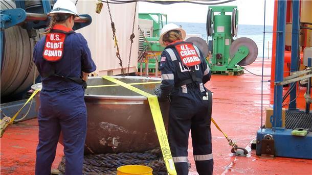 Restliche Trümmerteile von Tauchboot „Titan“ geborgen Ingenieure der US-Küstenwache untersuchen Trümmerteile des „Titan“-Tauchboots.