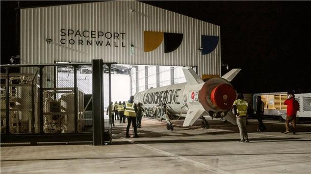 Ingenieure treffen am Flughafen Cornwall letzte Vorbereitungen für einen Satellitenstart, der nun gescheitert ist
