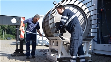 Ingenieure von Hitachi Zosen Inova Etogas (HZTE) testen verschiedene Materialien und Konfigurationen, um die Wasserstoffproduktion zur Serienreife zu bringen.