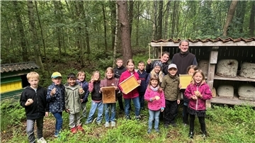 Ingo Bollmeyer vom Imkerverein Gnarrenburg mit den Kindern, die im Rahmen des Gnarrenburger Ferienspaßprogramm Einblicke in die faszinierende Welt der Honigbienen bekamen.