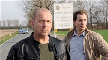 Ingo Thiel (Heino Ferch, l) und Mario Eckartz (Felix Kramer) suchen Zeugen, die etwas gesehen haben.