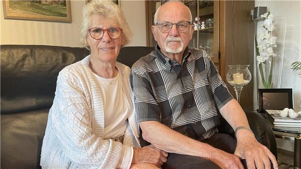 Ein älteres Ehepaar sitzt auf einem Sofa. Für Ingrid Görlich ist das Aus der Tagespflege der Johanniter, die ihr demenzkranker Mann regelmäßig besucht, eine Katastrophe.