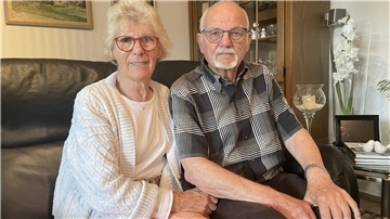 Ein älteres Ehepaar sitzt auf einem Sofa. Für Ingrid Görlich ist das Aus der Tagespflege der Johanniter, die ihr demenzkranker Mann regelmäßig besucht, eine Katastrophe.