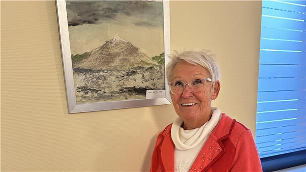 Ingrid Smolé mit einem ihrer Werke, das sie im Diakonieklinikum für den guten Zweck verkauft.